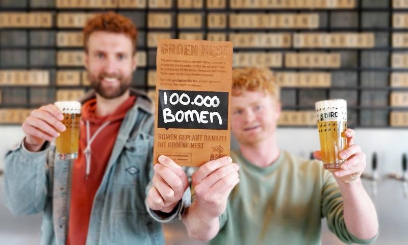 Rik en Ralph van Bird Brewery tonen dat zij 100.000 bomen hebben geplant met een biertje in de hand